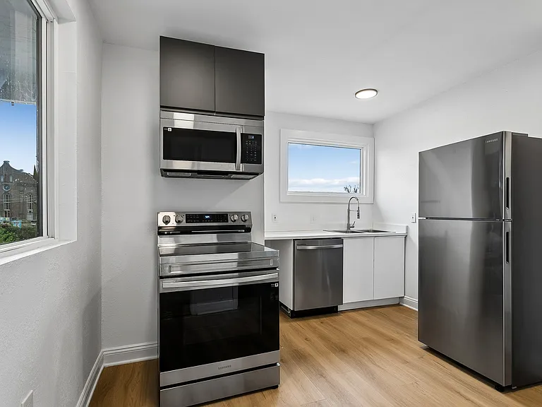 2050 Clio St — Photo 2