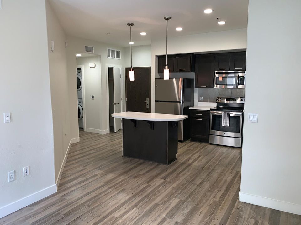 1st image of 456 10th Ave #203