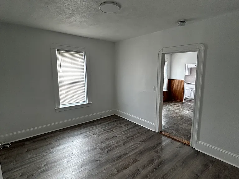  212 Burnside Ave Basem 2Bed/1Ba PetOK Laundry +Storage — Photo 6
