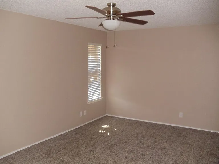 1410 Lindell Ct — Photo 14