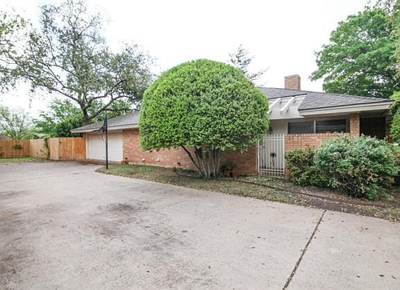 4th image of 3825 Santa Monica Dr