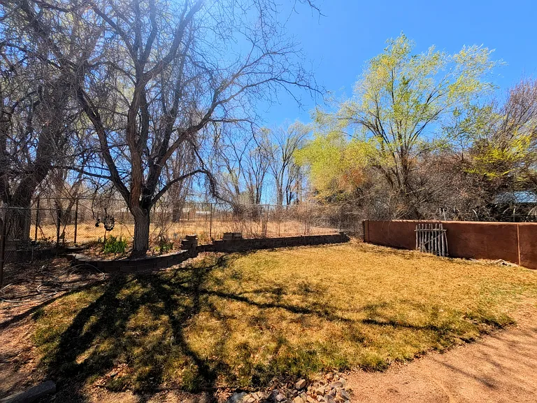 200 Las Paredes — Photo 4