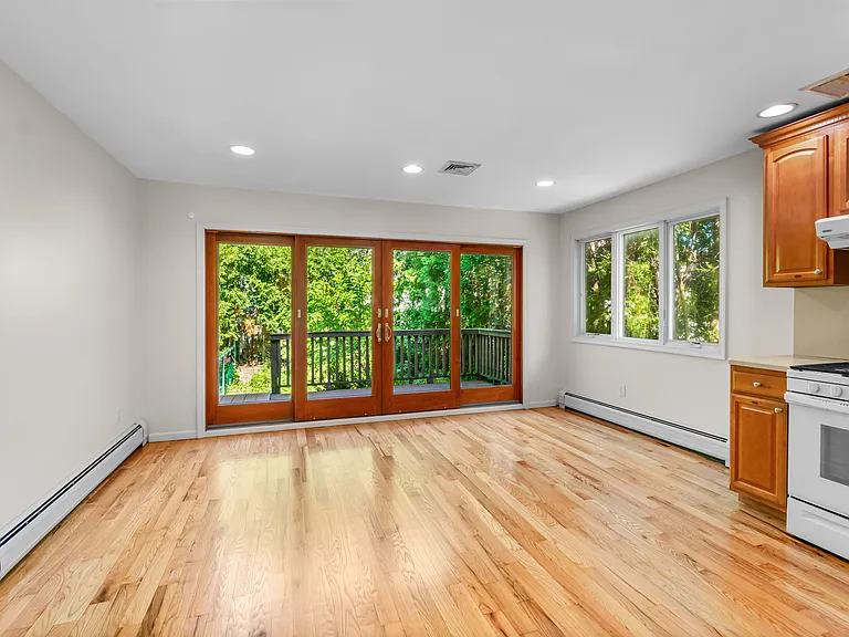 185 Martin Ave — Photo 2