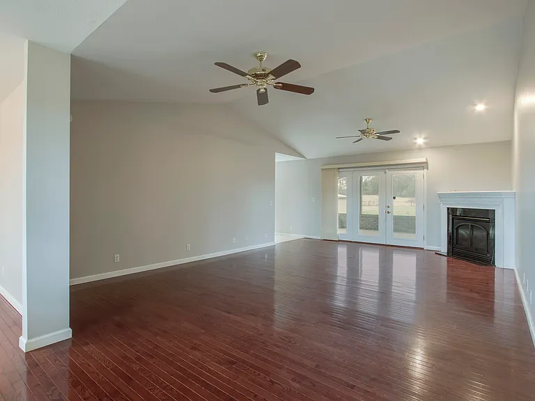 3005 Old Hollow Rd — Photo 2