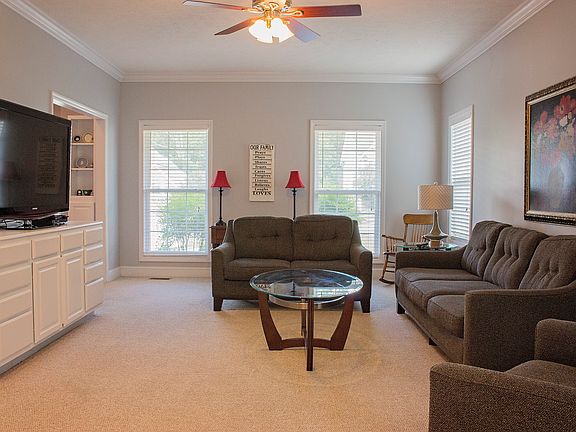 5th image of 94 Carriage Dr