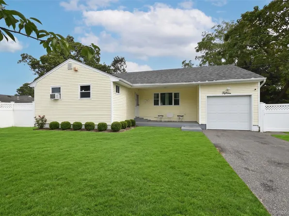 15 Center Avenue, Bay Shore, NY 11706