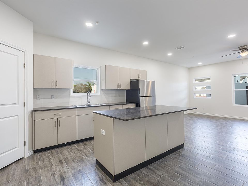 2nd image of 815 N 15th Pl #16750674