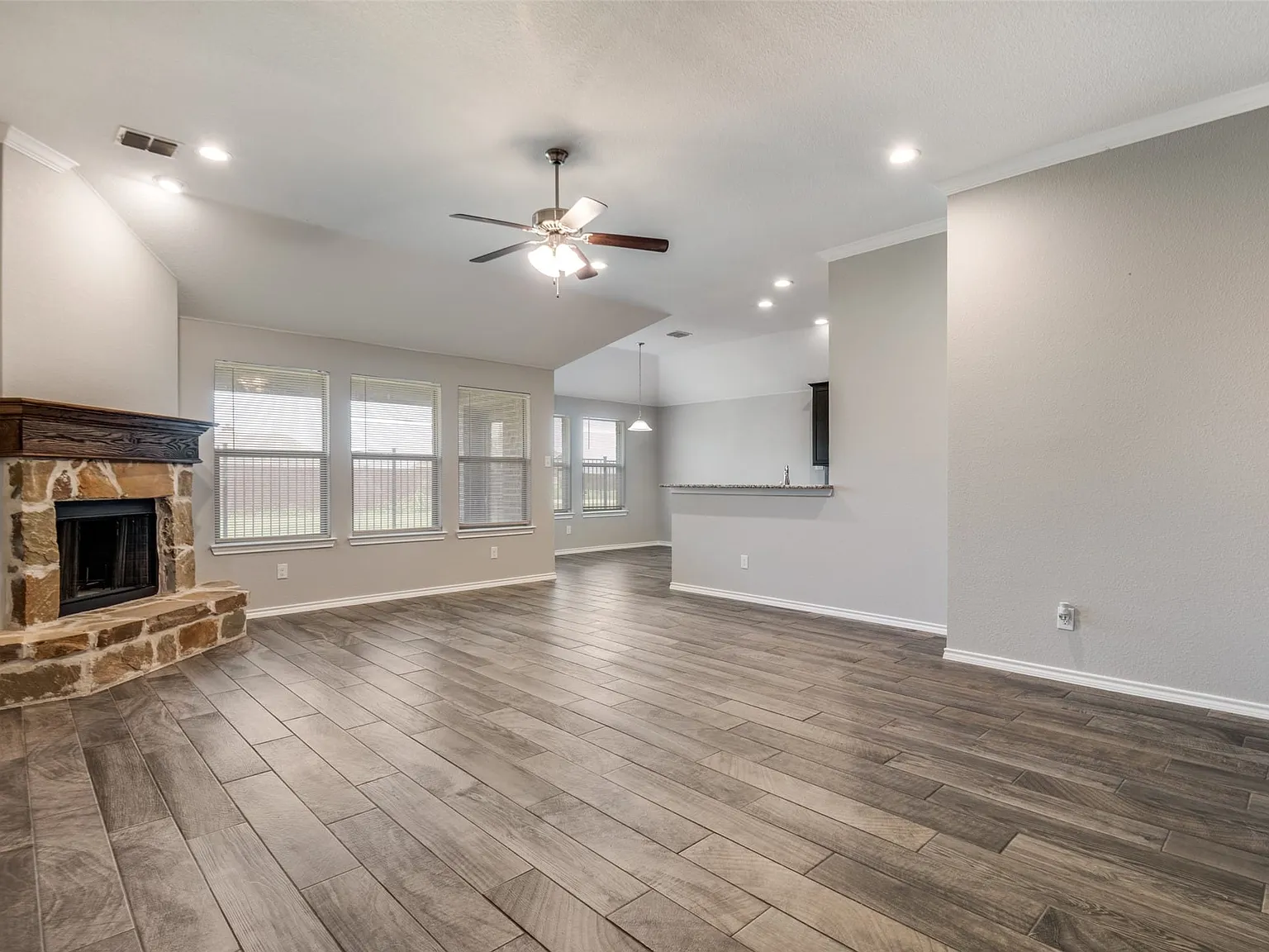 4 bed, 2.0 bath, 1910 sqft, $2,200 — Photo 3