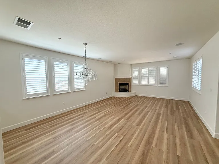 2327 Capistrello St — Photo 2