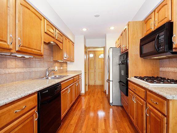 5th image of 10616 Lockwood Ave