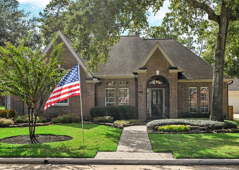 North facing Front Yard and Entrance to 6903 Queensclub Dr.