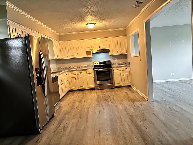 103 Hutchinson Dr — Photo 8