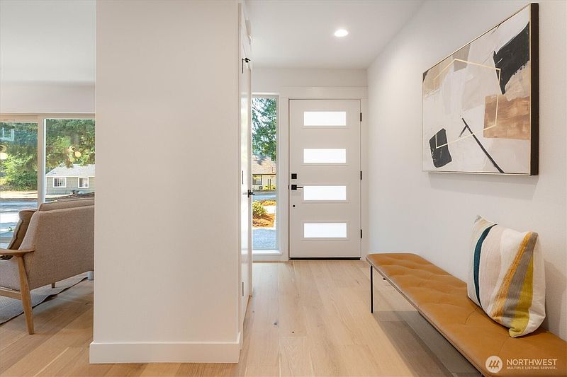 4th image of 18032 - A Sunnyside Avenue N