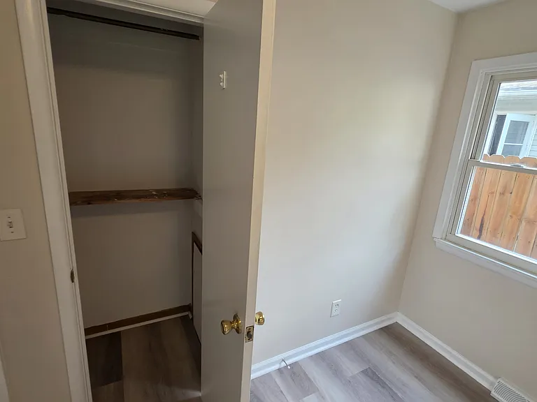 1421 & 1423 Creighton Ave #1421 — Photo 11
