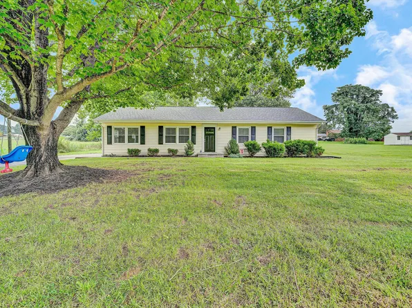 84 Oak Ln, Troutville, VA 24175
