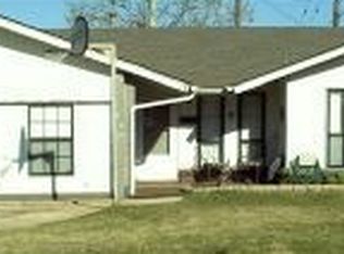 900 Ridgeway Dr, Moore, OK 73160