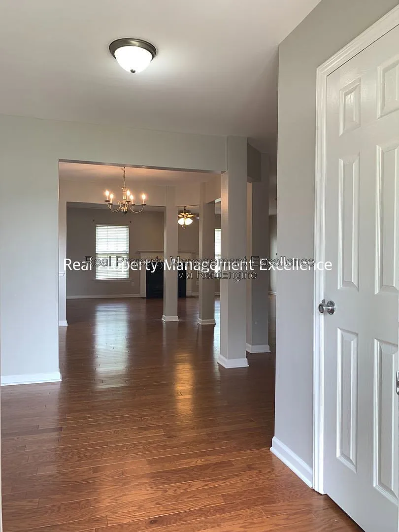 3 bed, 2.5 bath, 2257 sqft, $1,995 — Photo 2