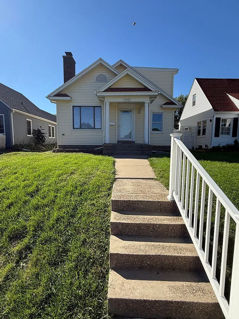 Spacious 4 Bedroom Home with Private Backyard & Garage! 2950 Arlington Ave., Davenport, IA 52803 — Photo 1