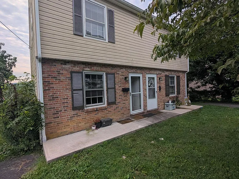 555 E Spiller St #B — Photo 1