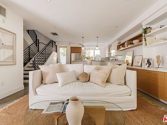 3rd image of 811 19th St APT 2