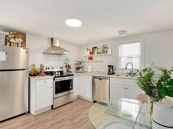 2nd image of 78 Wallis St #1