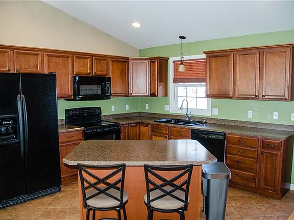 5th image of 9 Emerson Ct