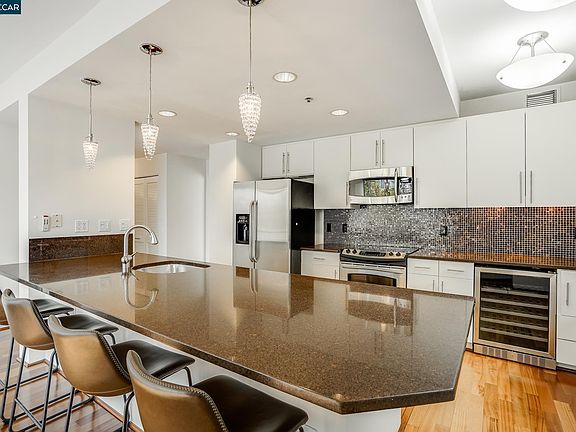 2nd image of 260 King St Unit 435