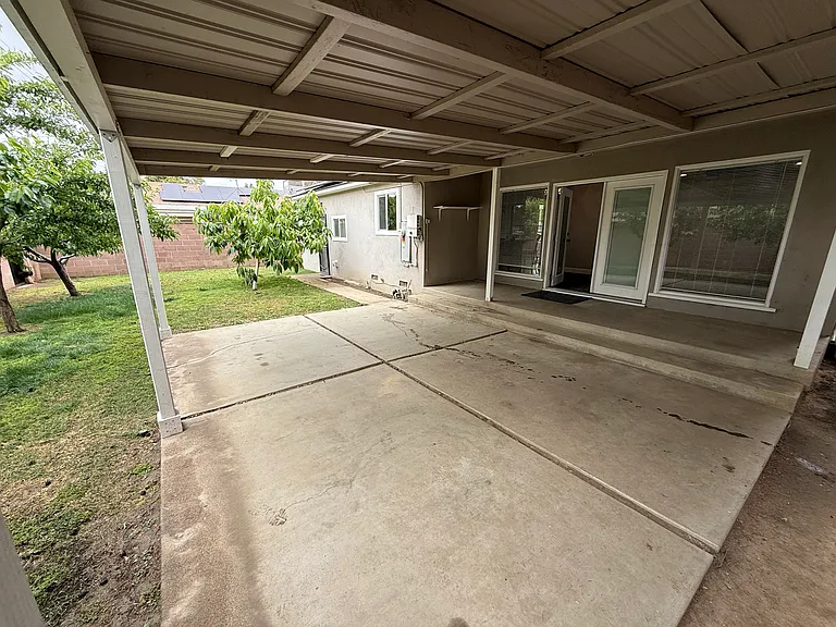 927 University Ave — Photo 14