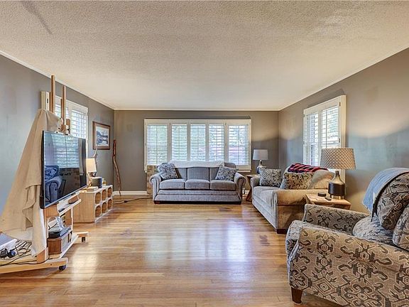 5th image of 204 Elmwood Dr