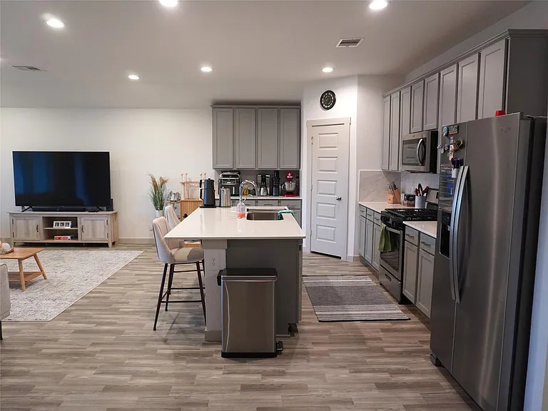 7219 Whispering Leaf St — Photo 4