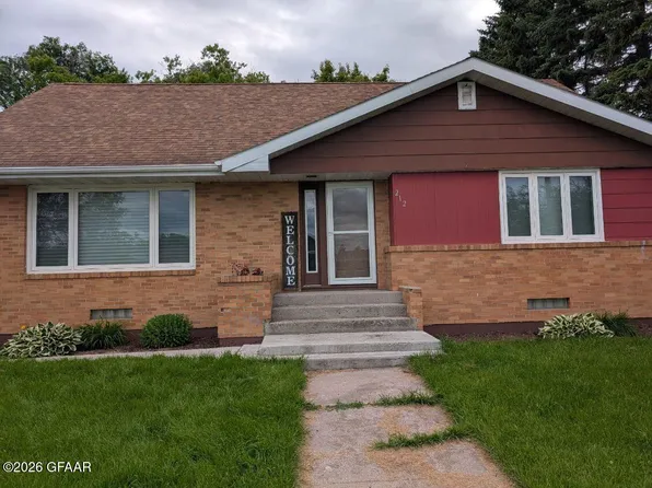 212 N 5th St, Drayton, ND 58225