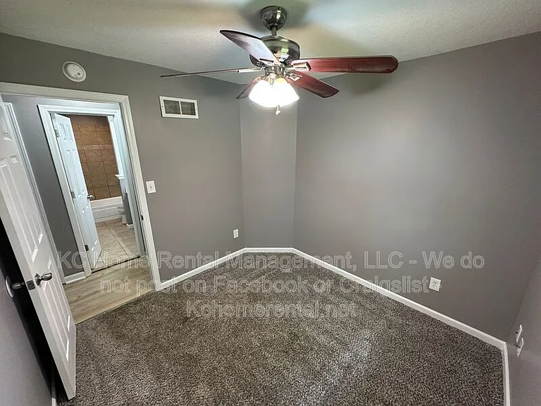 424 NE Lakeview Dr — Photo 21