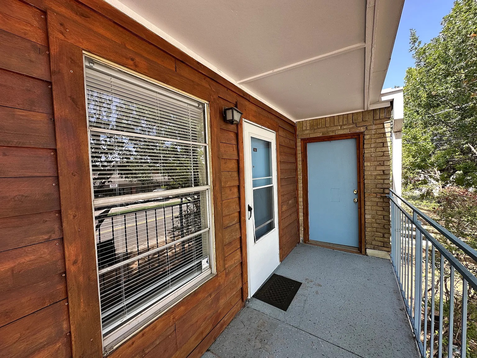 620 Londonderry Ln — Photo 2