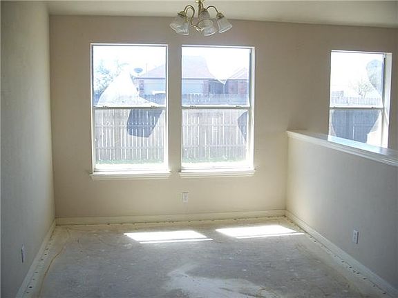 4th image of 401 Ballentine Ct