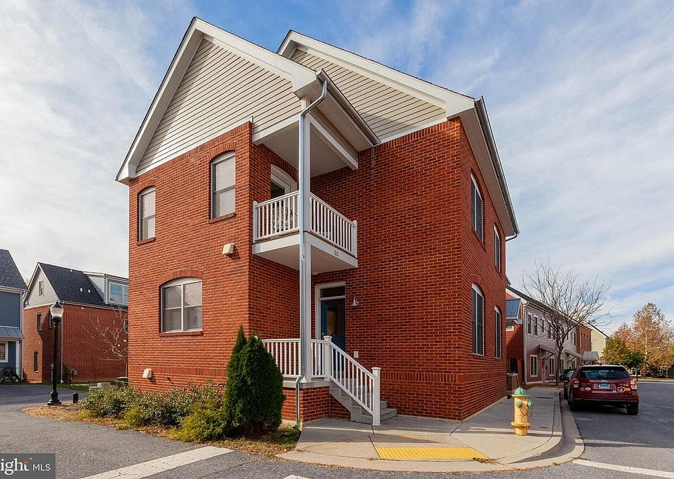 End unit townhome