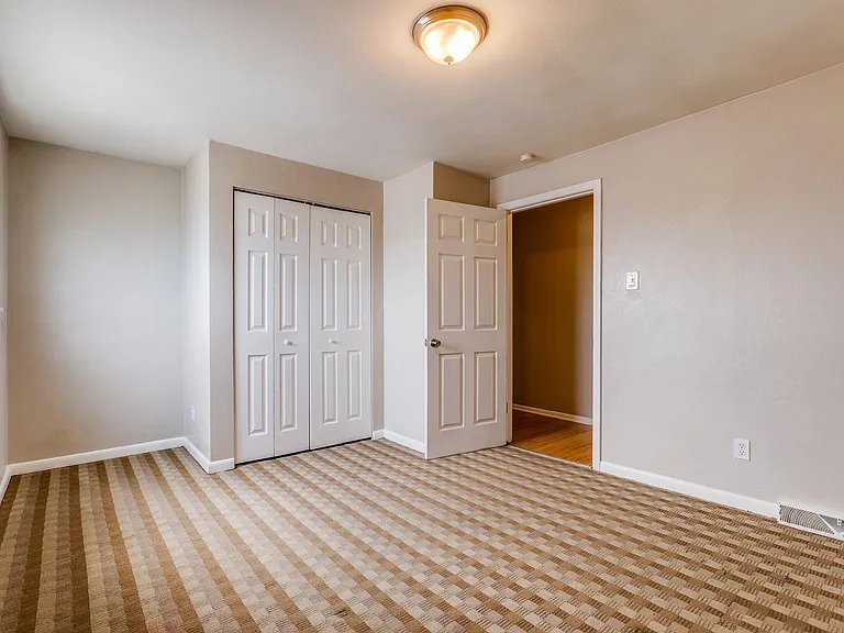 Great building with off street parking, views of the city, laundry on site! — Photo 31