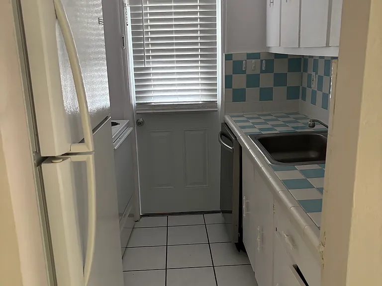 233 Phoenetia Ave #4 — Photo 12