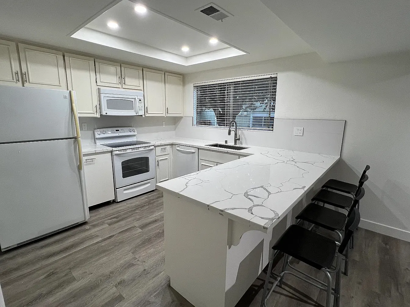 3 bed, 2.5 bath, 1528 sqft, $4,380 — Photo 4