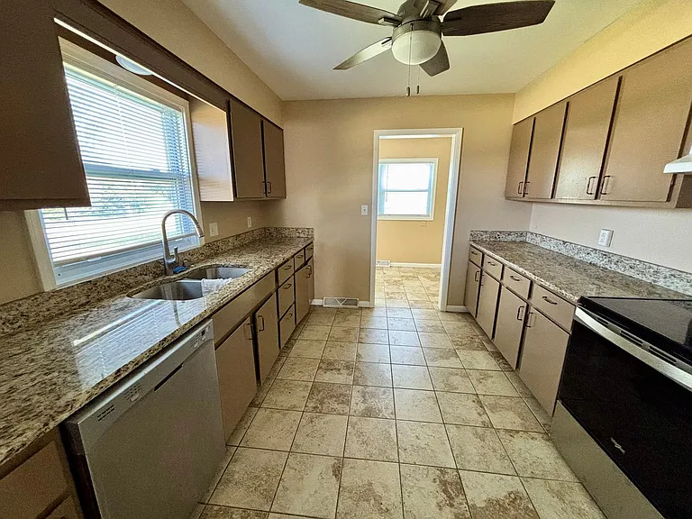 11015 Lakeview Dr — Photo 6