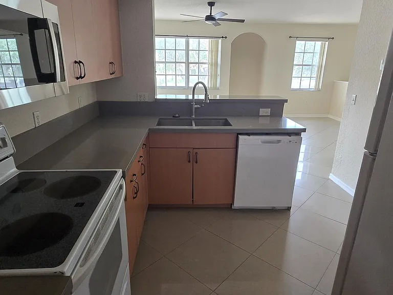 2505 Belmont Ln — Photo 3