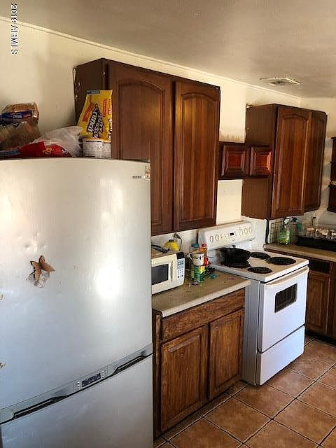 2nd image of 125 W Geronimo St