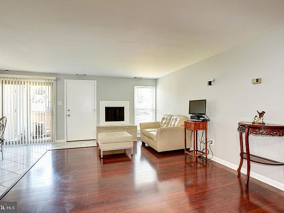4th image of 1001 Warwick Ct #29