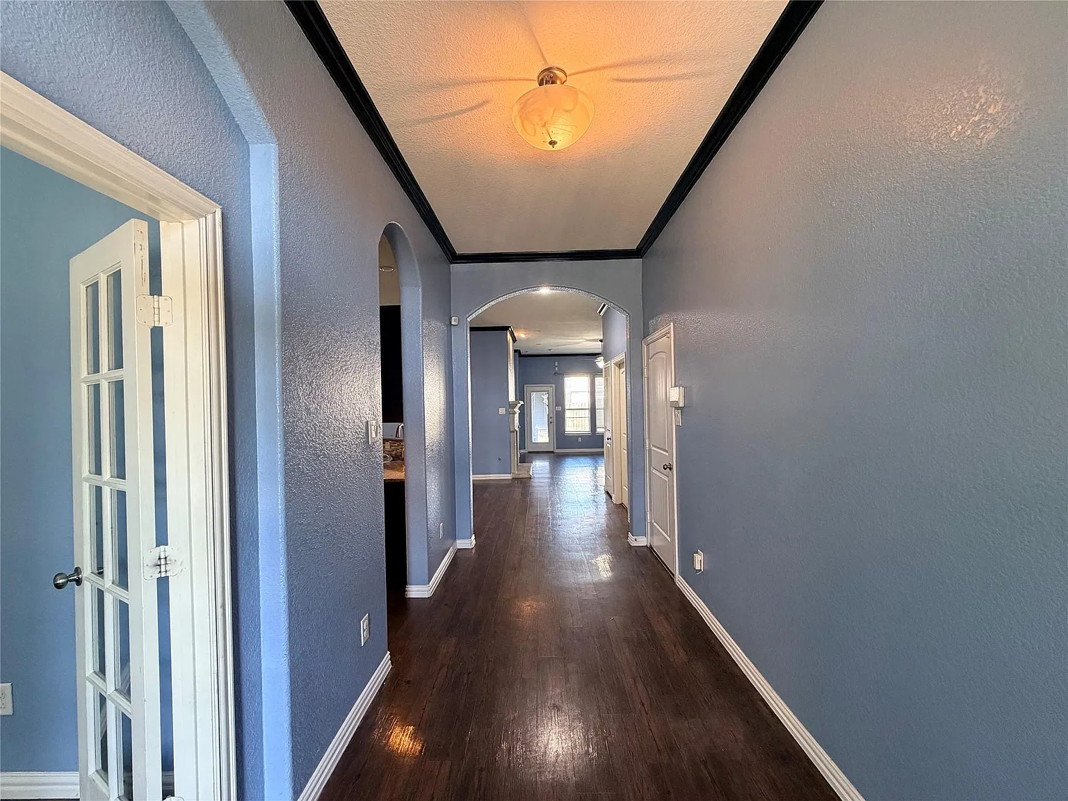 3 bed, 2.0 bath, 1852 sqft, $2,200 — Photo 2