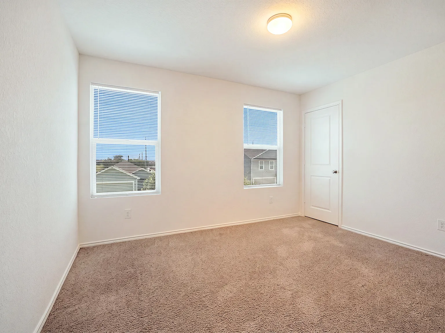 4 bed, 2.5 bath, 1950 sqft, $2,300 — Photo 4