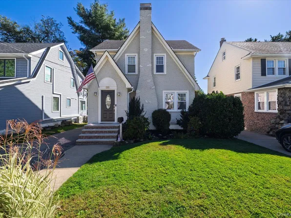 22 Stuart Avenue, Malverne, NY 11565