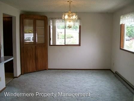 4th image of 404 SE Highland Park Dr