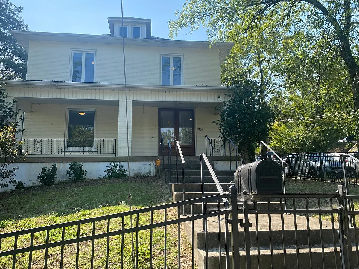 Building Photo - 3107 Vanderbilt Pl