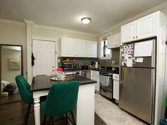 3rd image of 3839 N Greenview Ave #E3