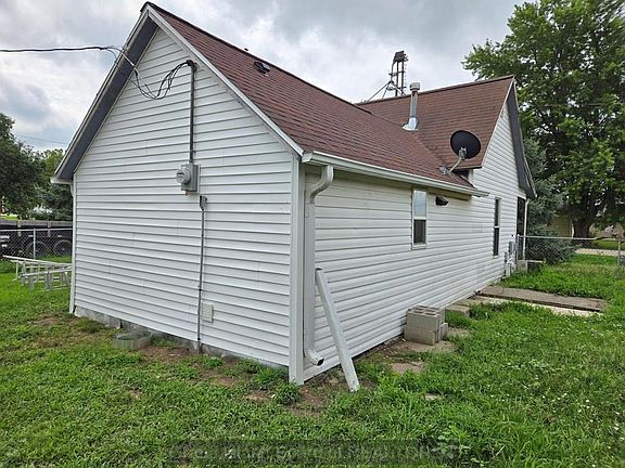 4th image of 11802 Davis St