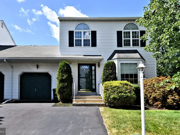 301 Woodcrest Cir, Royersford, PA 19468